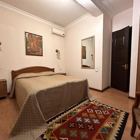 Hin Yerevantsi Hotel Exterior photo