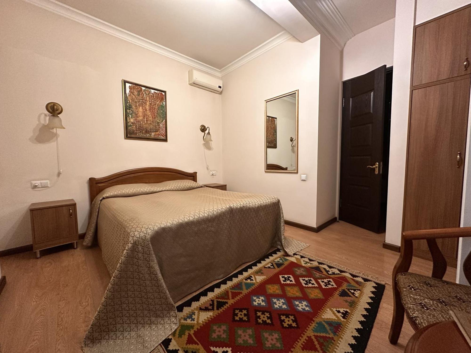Hin Yerevantsi Hotel Exterior photo
