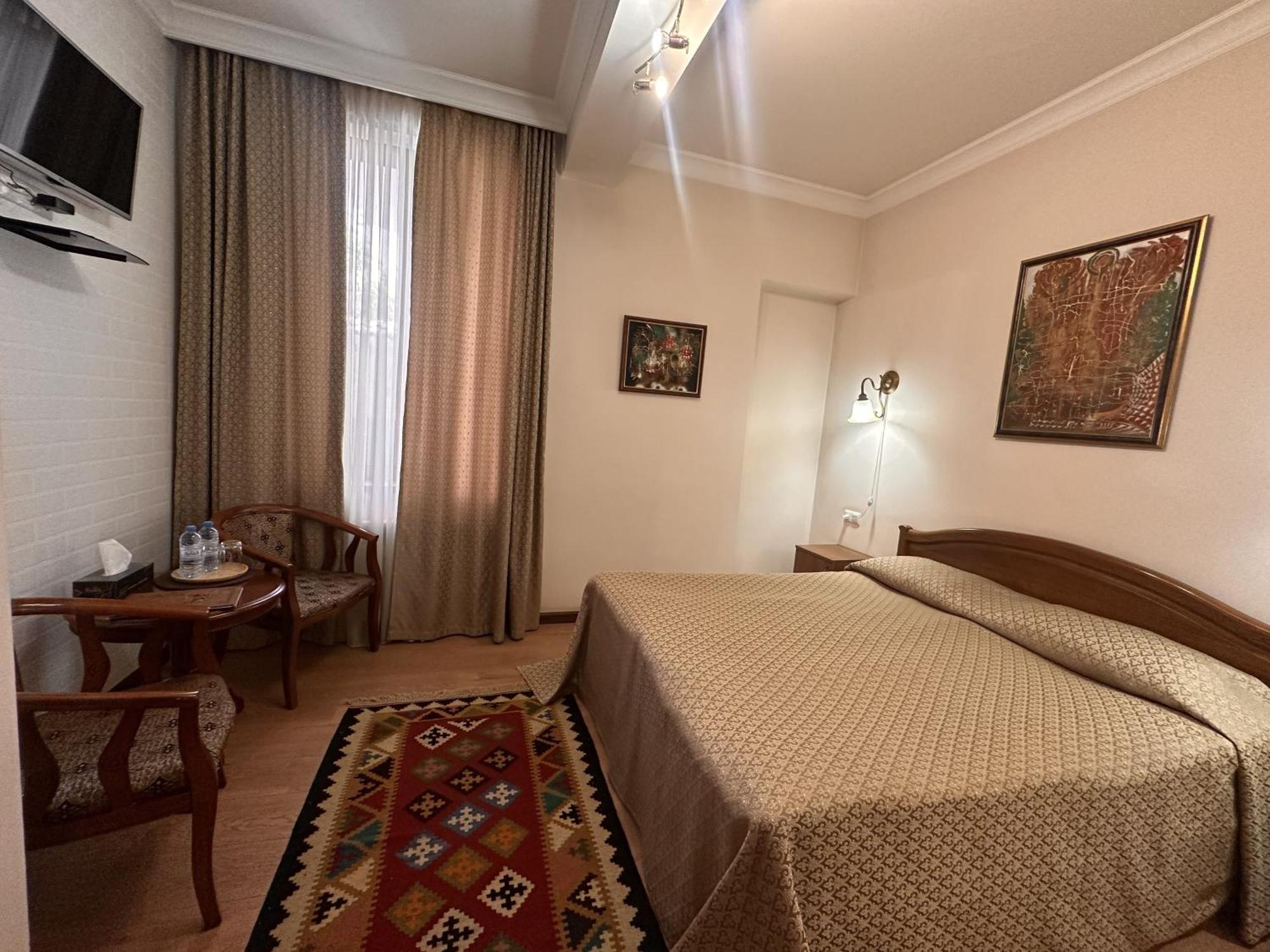 Hin Yerevantsi Hotel Exterior photo