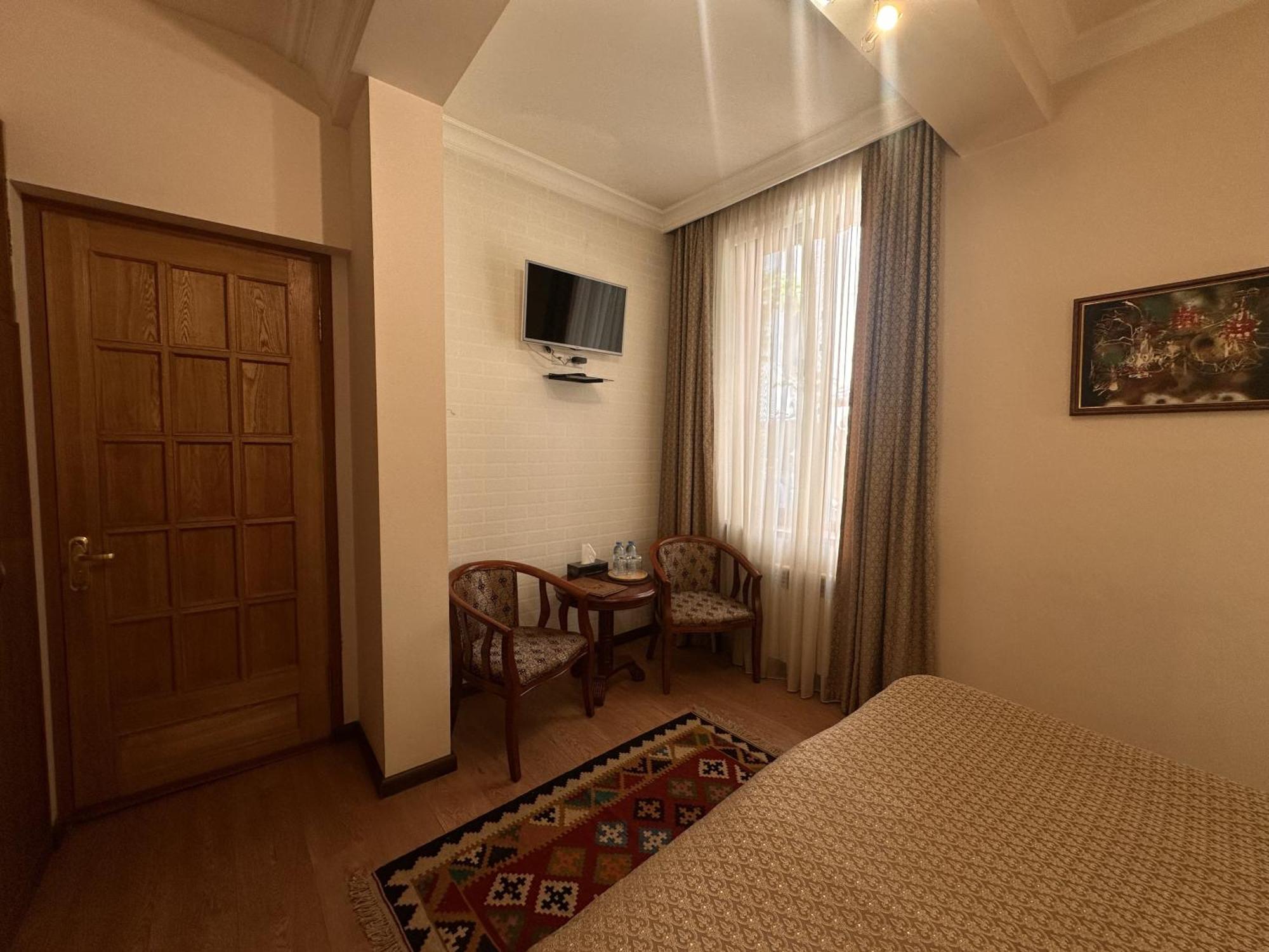Hin Yerevantsi Hotel Exterior photo